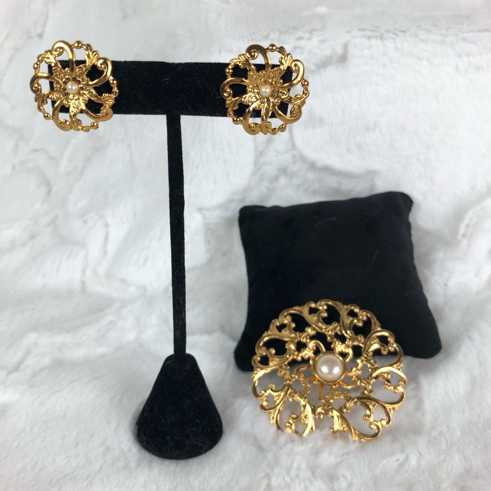Avon Flower blossom earrings & brooch set